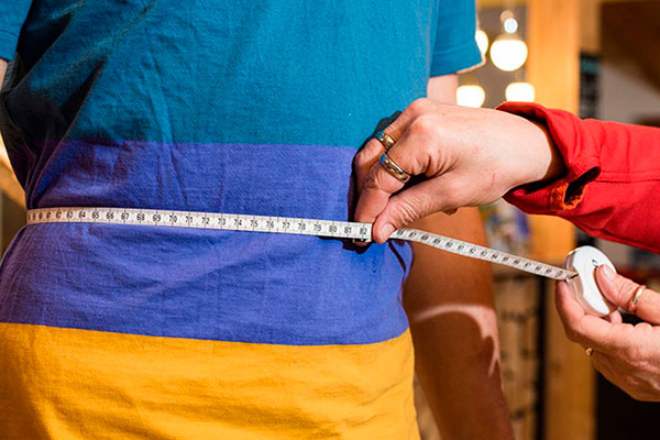 Измерение талии для определения размера джинсов